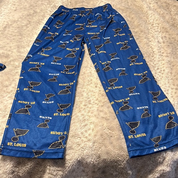 St. Louis Blues NHL 2 piece set pajamas size 8/10, 12-14,16-18 - Picture 3 of 4